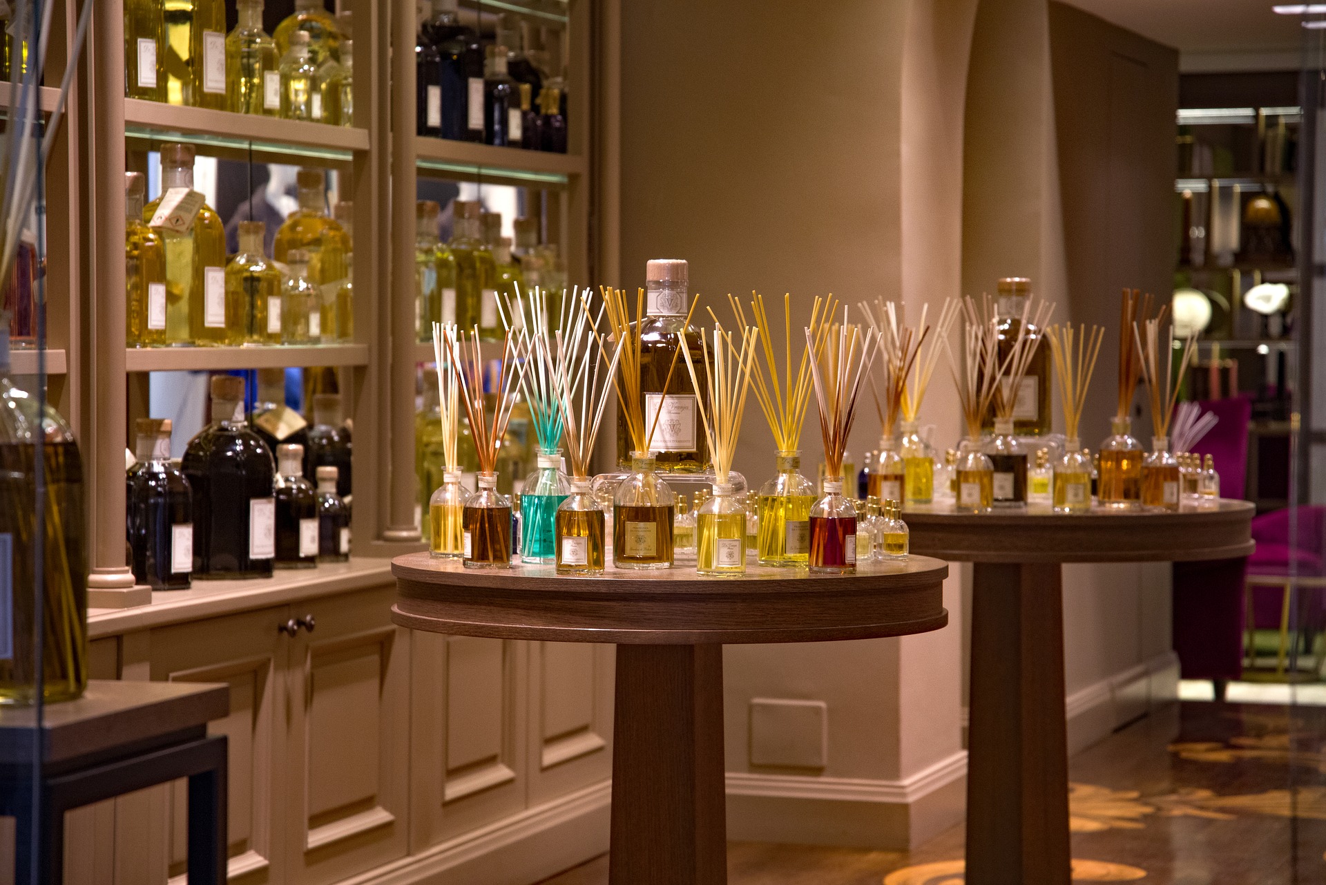 Best Perfume Buying Tips: Online vs In-Store (and How to Avoid Fakes)